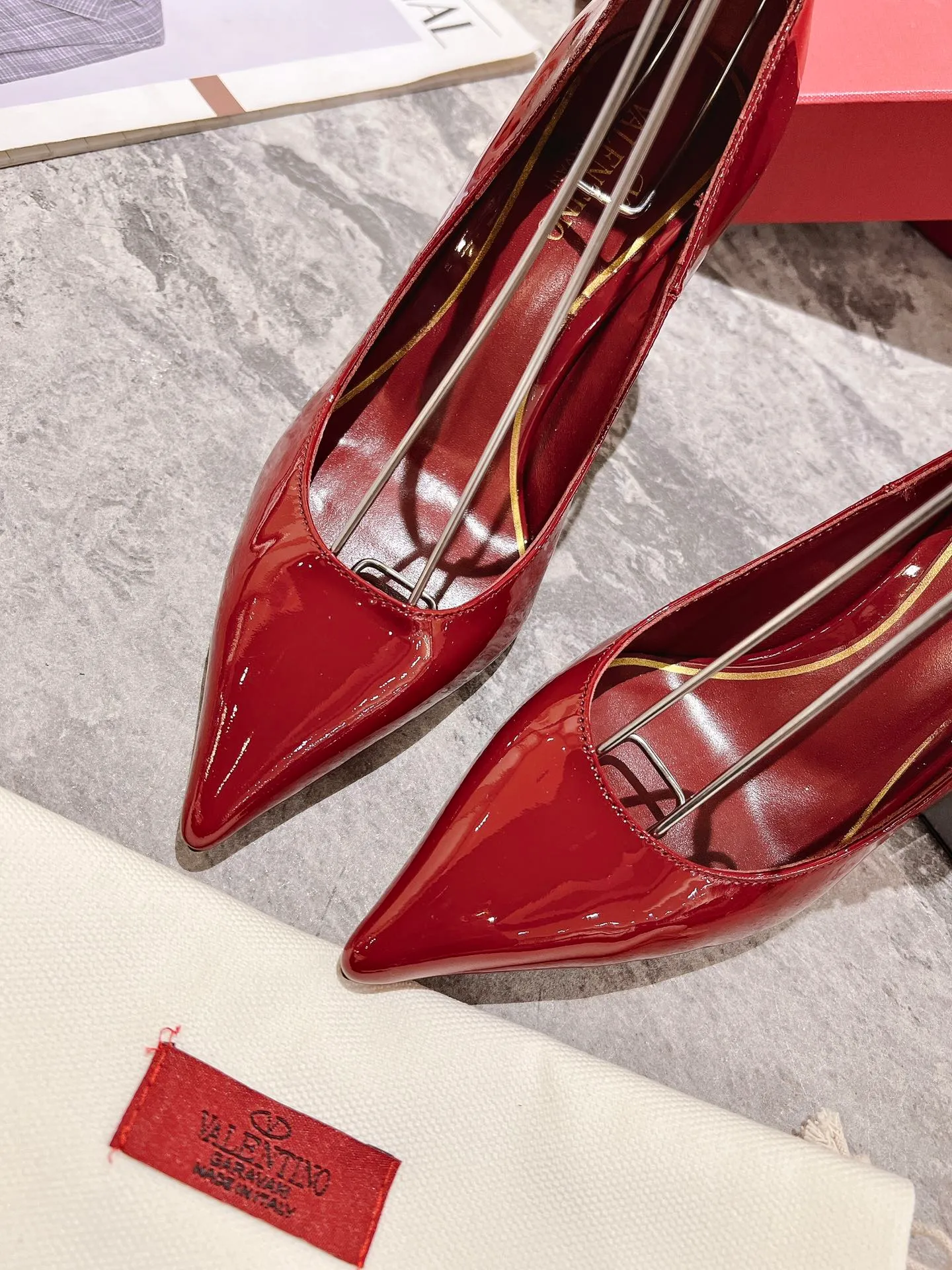 👟👟Ex-factory price 440👟👟 Genuine leather sole +40 Top version 𝑉𝐴𝐿𝐸𝑁𝑇𝐼𝑁𝑂 Valentino new spring and summer women's 6⃣️color patent leather shoes. Unique (small V-label buckle) hardware brings out a full sense of high-end, and the new season will live up to expectations! Worth buying ★ Qipi is absolutely high-grade ❥Original method, absolutely sensual ❥Elegant style, creating a different feeling, simple and elegant style!  Code number: 35-41 (34-42 customized) Fabric: Imported patent leather Lining: Sheepskin lining Heel height: 7cm-10cm2⃣️Various heel height options Leather outsole Rubber outsole